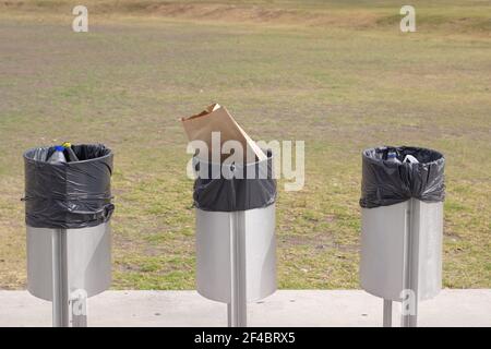 Trois poubelles dans le parc de la ville. Banque D'Images