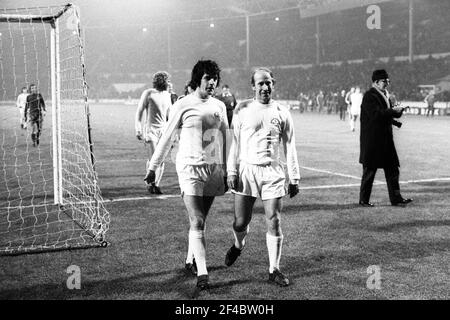 Photo du dossier datée du 03-01-1973 de (L-R) Peter Lorimer et Bobby Charlton (à droite). Date de publication : samedi 20 mars 2021. Banque D'Images