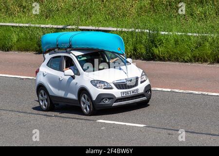 2014 Vauxhall Mokka Tech Line CDTI S/S 1686cc diesel SUV; circulation automobile, véhicules en mouvement, voitures, véhicule roulant sur les routes britanniques, moteurs, moto sur le réseau routier de l'autoroute M6 anglais Banque D'Images