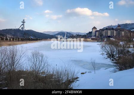 PyeongChang, Corée du Sud - 13 février 2018 : vue panoramique de la station de ski d'Alpensia contre le ciel nuageux, Pyeongchang, Corée du Sud avec la colline de saut à ski Banque D'Images
