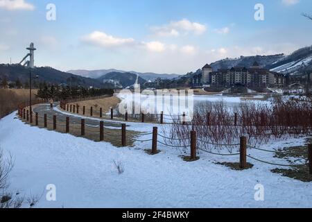 PyeongChang, Corée du Sud - 13 février 2018 : vue panoramique de la station de ski d'Alpensia contre le ciel nuageux, Pyeongchang, Corée du Sud avec la colline de saut à ski Banque D'Images