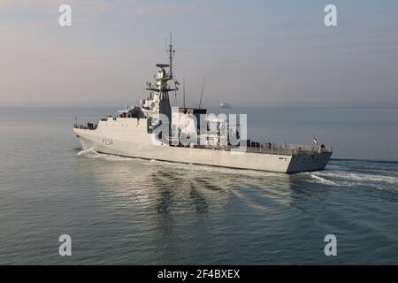 Le navire de patrouille extracôtier de la classe du Lot 2 de la Marine royale HMS SPEY (P234) quittant le port pour poursuivre la mer opérationnelle de la flotte Formation Banque D'Images