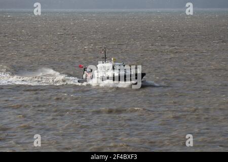 Le navire pilote Admiralty SD SOLENT RACER accélère à travers le Les eaux agitées du Solent quand il retourne port Banque D'Images