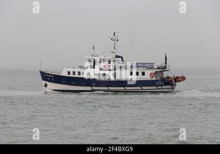 Le navire de formation des cadets de la mer TS JOHN JERWOOD quitte le port Et entre dans le Solent Banque D'Images