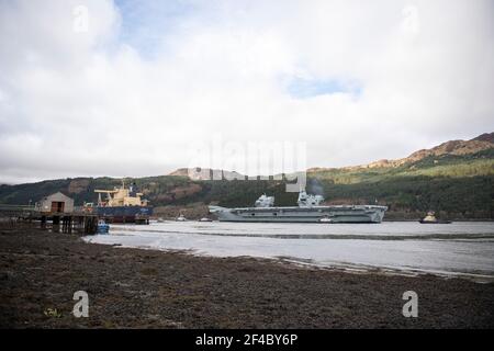 Finnart, Loch long, Écosse, Royaume-Uni. 20 mars 2021. PHOTO : le HMS Queen Elizabeth quitte l'Écosse, après que le porte-avions a été amarré sur le côté de long Loch à Glenmallan la semaine dernière, prenant du carburant, des munitions et d'autres fournitures, avant les exercices navals qui font partie du groupe d'attaque britannique Carrier Strike Group 2021. Crédit : Colin Fisher/Alay Live News Banque D'Images