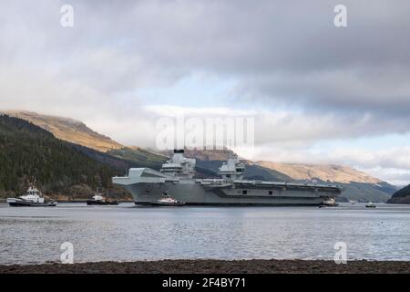 Finnart, Loch long, Écosse, Royaume-Uni. 20 mars 2021. PHOTO : le HMS Queen Elizabeth quitte l'Écosse, après que le porte-avions a été amarré sur le côté de long Loch à Glenmallan la semaine dernière, prenant du carburant, des munitions et d'autres fournitures, avant les exercices navals qui font partie du groupe d'attaque britannique Carrier Strike Group 2021. Crédit : Colin Fisher/Alay Live News Banque D'Images
