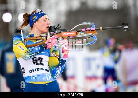 Hanna Oberg de Suède (L) se prépare au début de la course à la poursuite de 10 km pour les femmes pendant la coupe du monde de l'IBU Biathlon à Ostersund, Suède, le 20 mars 2021. Photo Anders Wiklund / TT / code 10040 *** SUÈDE OUT *** Banque D'Images