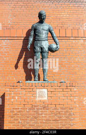 Statue de John Grieg MBE, le capitaine des Glasgow Rangers en hommage aux 66 fans de football qui sont morts à la catastrophe d'Ibrox le 2 janvier 1971 à Ibrox Banque D'Images