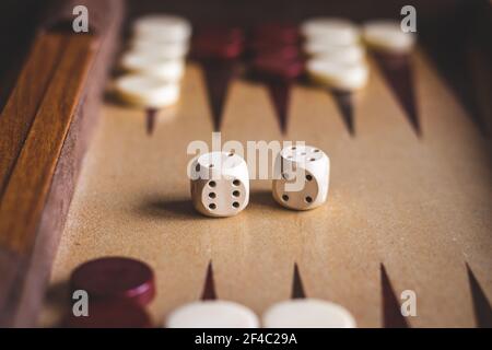 Dés sur le jeu de plateau de backgammon. Mise au point sélective. Jeu de loisirs. Banque D'Images