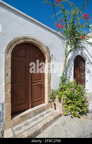 Porte traditionnelle et pas de galets, Lindos, Rhodes, Dodécanèse, Grèce Banque D'Images