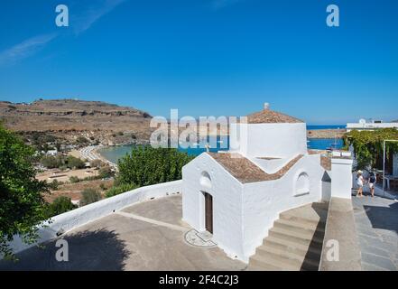 Eglise orthodoxe grecque sur la colline avec Lindos Beach, Rhodes, Dodécanèse, Grèce Banque D'Images