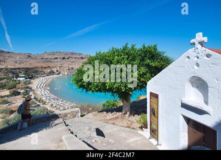 Eglise orthodoxe grecque sur la colline avec Lindos Beach, Rhodes, Dodécanèse, Grèce Banque D'Images
