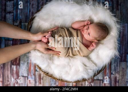 Les jambes de bébé dans les mains de la mère, amour toucher Banque D'Images