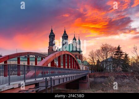 Pont Bishop Jordan au-dessus de la rivière Cybina et de la cathédrale de Poznan au magnifique coucher du soleil, Poznan, Pologne. Banque D'Images