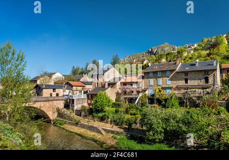 Pont d'arche et maisons sur la Jonte, près de la confluence du Tarn, dans le village du Rozier, commune dans le département de Lozère, région occitanie, France Banque D'Images