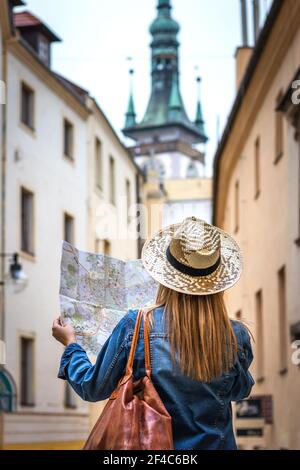 Femme touriste avec carte dans la rue. Tourisme en Europe. Voyageur perdu dans la ville Banque D'Images