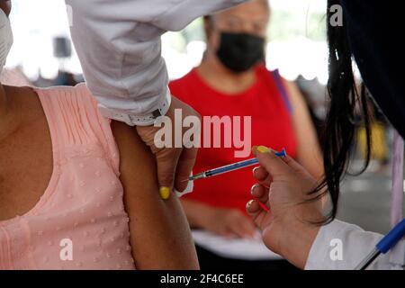 Non exclusif: NEZAHUALCOYOTL, MEXIQUE - MARS 19: Une personne âgée reçoit une dose du vaccin Sinovac Covid19 lors d'une vaccination de masse pour les cultes plus de Banque D'Images