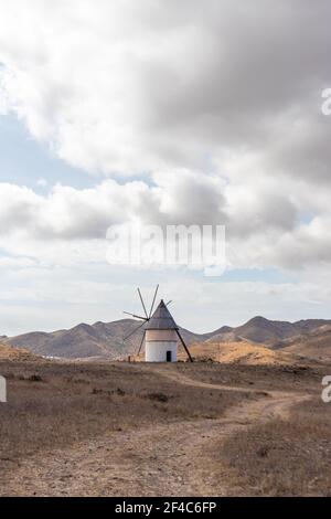 moulin entouré de collines à Cabo de Gata, Andalousie, Espagne Banque D'Images