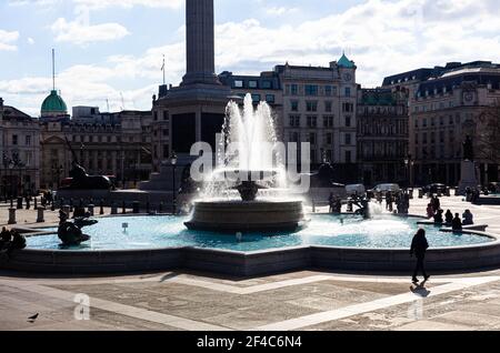 Une des fontaines de Trafalgar Square, centre de Londres, Angleterre, Royaume-Uni. Banque D'Images