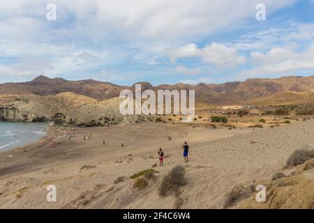 Almeria, Espagne. 10 octobre 202. Personnes marchant sur les dunes près de la plage de Monsul à l'intérieur du parc national de Cabo de Gata en Andalousie Banque D'Images