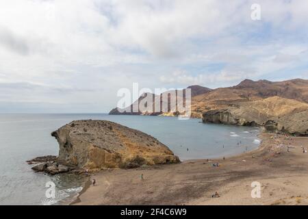 Almeria, Espagne. 10 octobre 202. Personnes sur la plage de Monsul à l'intérieur du parc national de Cabo de Gata en Andalousie Banque D'Images