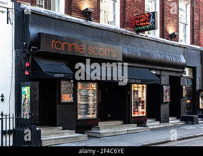 Façade avant du Ronnie Scott Jazz Club pendant le verrouillage, Frith Street, Soho, Londres, Angleterre, ROYAUME-UNI. Banque D'Images