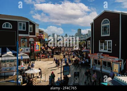 Les touristes apprécient le temps ensoleillé à l'embarcadère 39 de San Francisco, Fisherman's Wharf en Californie. Banque D'Images