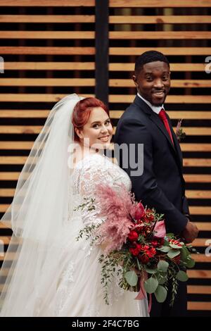 Adorable couple le jour du mariage, belle mariée câlin avec un marié charmant, adorable femme avec homme attrayant profiter de moments inrépétables, heureux Banque D'Images