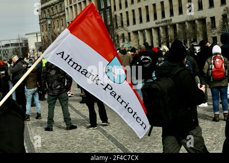 Berlin, Allemagne, 20 mars 2021. Un mélange coloré de participants à la manifestation, composé de nazis de droite, de corona deniers bourgeois et de théoriciens de la conspiration, démontreront contre les règles de verrouillage actuellement en vigueur en Allemagne.des contre-manifestants antifascistes accompagnent la manifestation, mais sont retenus par de fortes forces de police. Crédit : Juergen Nowak/Alay Live News Banque D'Images