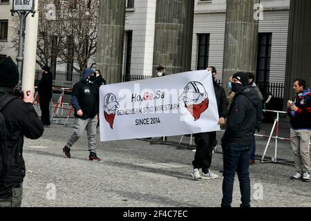 Berlin, Allemagne, 20 mars 2021. Un mélange coloré de participants à la manifestation, composé de nazis de droite, de corona deniers bourgeois et de théoriciens de la conspiration, démontreront contre les règles de verrouillage actuellement en vigueur en Allemagne.des contre-manifestants antifascistes accompagnent la manifestation, mais sont retenus par de fortes forces de police. Crédit : Juergen Nowak/Alay Live News Banque D'Images