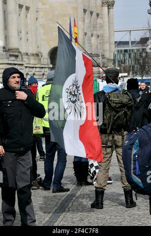 Berlin, Allemagne, 20 mars 2021. Un mélange coloré de participants à la manifestation, composé de nazis de droite, de corona deniers bourgeois et de théoriciens de la conspiration, démontreront contre les règles de verrouillage actuellement en vigueur en Allemagne.des contre-manifestants antifascistes accompagnent la manifestation, mais sont retenus par de fortes forces de police. Crédit : Juergen Nowak/Alay Live News Banque D'Images