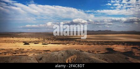 Les nuages flottent au-dessus du vaste désert dans le nord de la Guajira, en Colombie. Banque D'Images