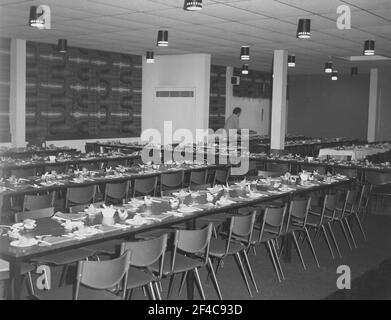 1972, historique, dans une ville provinciale de Britishl ou une salle communautaire, de longues tables disposées pour le repas servi lors d'un dîner et d'une danse locaux, avec des couverts de couteaux et fourchettes en plastique et des chaises rigides en métal dur, attendant les invités, Angleterre, Royaume-Uni. Banque D'Images