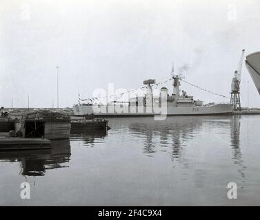 Années 1970, au chantier naval de Devonport, Plymouth, une vue du navire de la Marine royale, le HMS Ajax (F114), une frégate de classe Leander lancée en 1962. Elle a été construite par Cammell Laird de Birkenhead. La classe Leander des frégates de Type12I avait un profil public exceptionnellement élevé. Banque D'Images