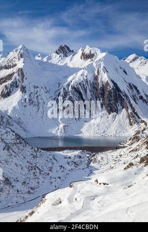 Vue sur le lac Morasco et le barrage depuis la route menant au refuge Maria Luisa. Riale, Formazza, Valle Formazza, Verbano Cusio Ossola, Piémont, Italie. Banque D'Images