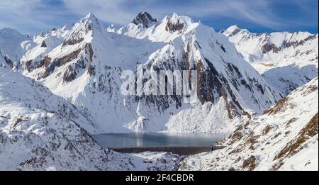 Vue sur le lac Morasco et le barrage depuis la route menant au refuge Maria Luisa. Riale, Formazza, Valle Formazza, Verbano Cusio Ossola, Piémont, Italie. Banque D'Images