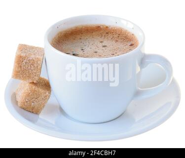 Tasse de café en porcelaine blanche avec cubes de sucre de canne isolés un arrière-plan blanc Banque D'Images