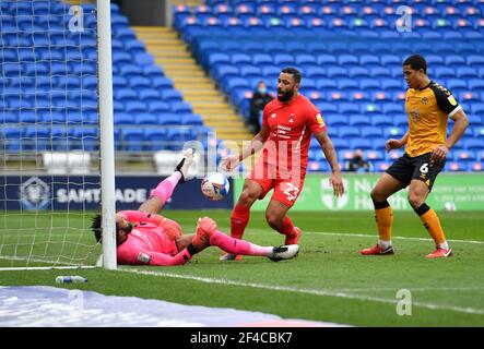 Le gardien de but Leyton Orient Lawrence Vigoroux (à gauche) fait une économie, tandis que Jamie Turley et Priestley Farquharson (à droite) du comté de Newport se présentent pendant le match Sky Bet League Two au Cardiff City Stadium. Date de la photo: Samedi 20 mars 2021. Banque D'Images