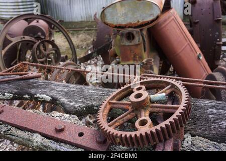 Vieux matériel agricole et pièces utilisées pour planter la canne à sucre dans les tropiques, laissé à la rouille derrière un hangar. Banque D'Images