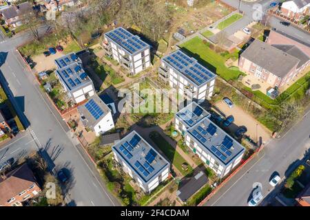 Photo aérienne de la ville de Kirkstall, dans le West Yorkshire de Leeds, au Royaume-Uni, montrant une vue de drone des éco-maisons qui ont eu des panneaux solaires installés sur le R. Banque D'Images