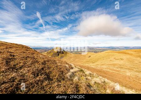 Dumgoyne, CAMPSIE Fells, Écosse, Royaume-Uni. 20 mars 2021. Météo au Royaume-Uni - le pic de Dumgoyne, une prise volcanique et un point de repère bien connu visible de Glasgow lors d'un autre jour de printemps chaud mais frémissant dans les Fells de CAMPSIE. Le Loch Lomond et le parc national des Trossachs créent une toile de fond spectaculaire. Crédit : Kay Roxby/Alay Live News Banque D'Images