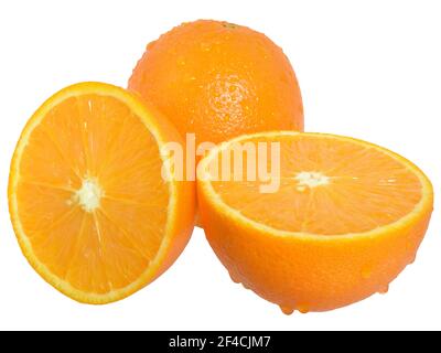 Tas d'oranges en tranches isolées sur fond blanc. Banque D'Images