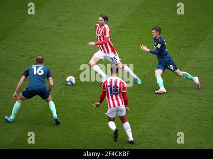 Nick Powell (au centre) de Stoke City et Jason Knight du comté de Derby se battent pour le ballon lors du championnat Sky Bet au stade bet365, Stoke-on-Trent. Date de la photo: Samedi 20 mars 2021. Banque D'Images