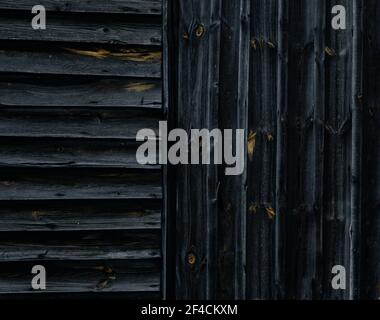 Mur d'un hangar en bois, bois traité horizontalement et verticalement. Banque D'Images