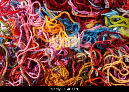 Collection colorée de laine pour le tricot et le tissage. Photo pleine trame de fil multicolore. Banque D'Images