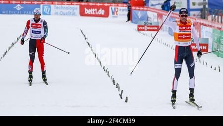 Klingenthal, Allemagne. 20 mars 2021. Ski nordique/combiné nordique: Coupe du monde, individuel, grande colline/10 km, hommes, à Vogtlandorena à Klingenthal. Jarl Magnus Riiber de Norvège (r) remporte la coupe du monde devant Akito Watabe du Japon. Credit: Jan Woitas/dpa-Zentralbild/dpa/Alay Live News Banque D'Images