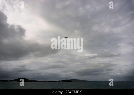 Auckland, Nouvelle-Zélande 2020. RNZAF Hercules survole le port de Waitemata Banque D'Images