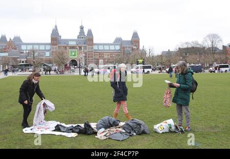 Les manifestants anti-verrouillage retirent des bannières après que la police anti-émeute néerlandaise a rompu une manifestation illégale de plusieurs centaines contre les mesures du coronavirus au Muaeumplein le 20 mars 2021 à Amsterdam, pays-Bas. Le maire Femke Halsema a classé le Museumplein comme « zone de risque de sécurité », donnant aux policiers le droit de vérifier et de fouiller toute personne dans cette zone afin d'empêcher toute manifestation illégale et tout acte de vandalisme. (Photo de Paulo Amorim/Sipa USA) Banque D'Images