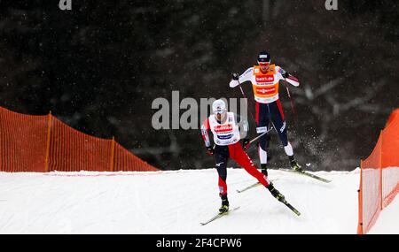 Klingenthal, Allemagne. 20 mars 2021. Ski nordique/combiné nordique: Coupe du monde, individuel, grande colline/10 km, hommes, à Vogtlandorena à Klingenthal. Jarl Magnus Riiber de Norvège (r) skis dans le sillage d'Akito Watabe du Japon mais gagne la coupe du monde en finale sprint. Credit: Jan Woitas/dpa-Zentralbild/dpa/Alay Live News Banque D'Images