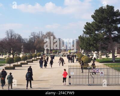 Paris, France. 20 mars 2021. Des poussettes marchent dans le jardin des Tuileries. En arrière-plan, on peut voir l'obélisque de la place de la Concorde et l'Arc de Triomphe au bout du boulevard des champs-Élysées. Dans la lutte contre la pandémie de Corona, de nouvelles restrictions sont en place dans le Grand Paris et dans d'autres régions de France depuis le samedi 20 mars 2021. Cependant, les gens peuvent aller dehors pendant la journée sans aucune restriction de temps. Sur les quelque 67 millions de personnes en France, environ une personne sur trois sera affectée par les mesures les plus sévères. Credit: Christian Böhmer/dpa/Alamy Live News Banque D'Images